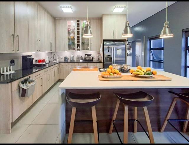 3 BEDROOM HOUSE FOR SALE IN MIDSTREAM ESTATE